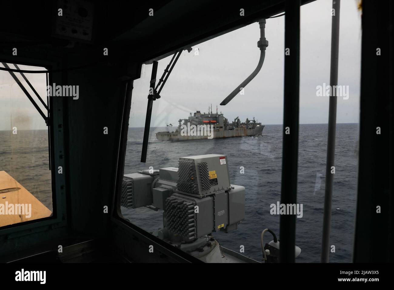 IL MARE DELLE FILIPPINE (28 maggio 2022) la nave militare di comando del trasporto di munizioni e di carichi secchi USNS Amelia Earhart (T-AKE 6) vele via a seguito di un rifornimento verticale (VERTREP) con l'incrociatore missilistico guidato di classe Ticonderoga USS Mobile Bay (CG 53). Abraham Lincoln Strike Group è in fase di implementazione pianificata nell'area delle operazioni della flotta USA 7th per migliorare l'interoperabilità attraverso alleanze e partnership, fungendo da forza di risposta pronta a supportare una regione indopacifica libera e aperta. (STATI UNITI Foto Navy di Mass Communication Specialist 3rd Classe Alonzo Martin-Frazier) Foto Stock