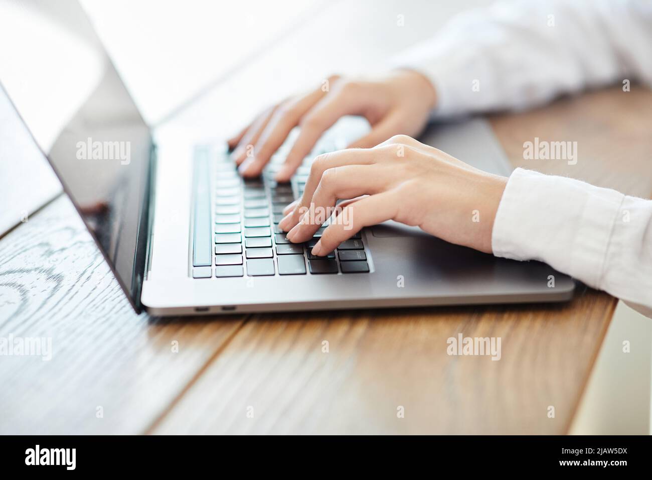 laptop hand computer tecnologia business ufficio comunicazione internet digitando lavoro donna d'affari Foto Stock