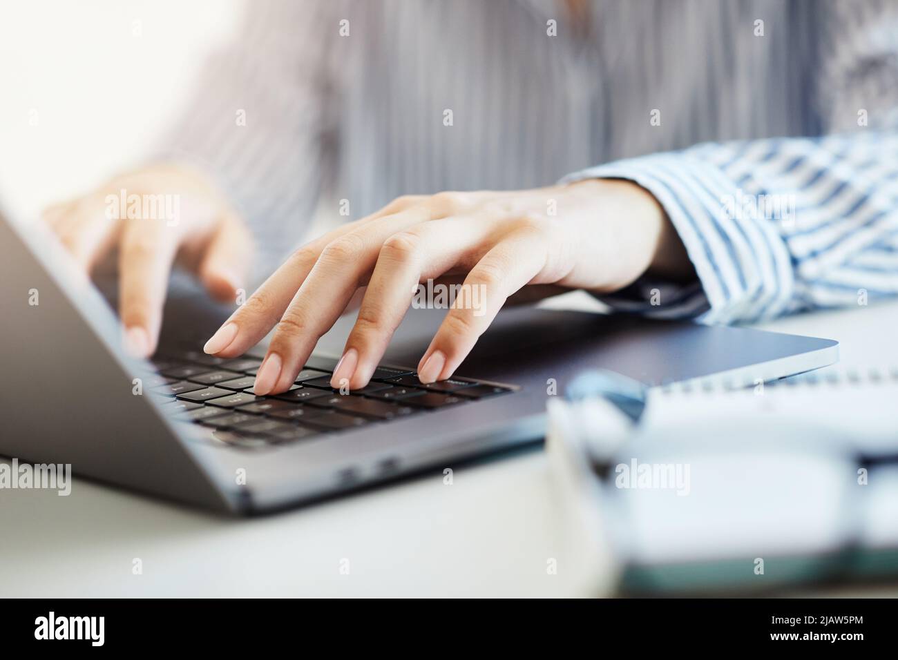 laptop hand computer tecnologia business ufficio comunicazione internet digitando lavoro donna d'affari Foto Stock