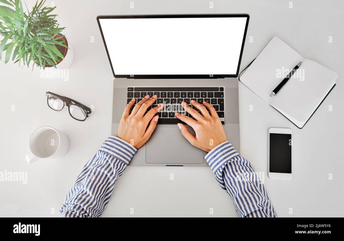 laptop hand computer tecnologia business ufficio comunicazione internet digitando lavoro donna d'affari Foto Stock