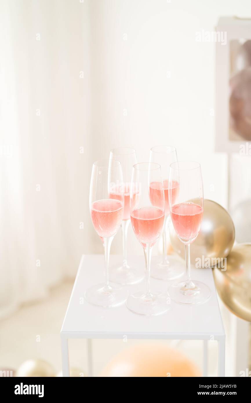 Drink con champagne rosa all'elegante brunch o festa Foto Stock