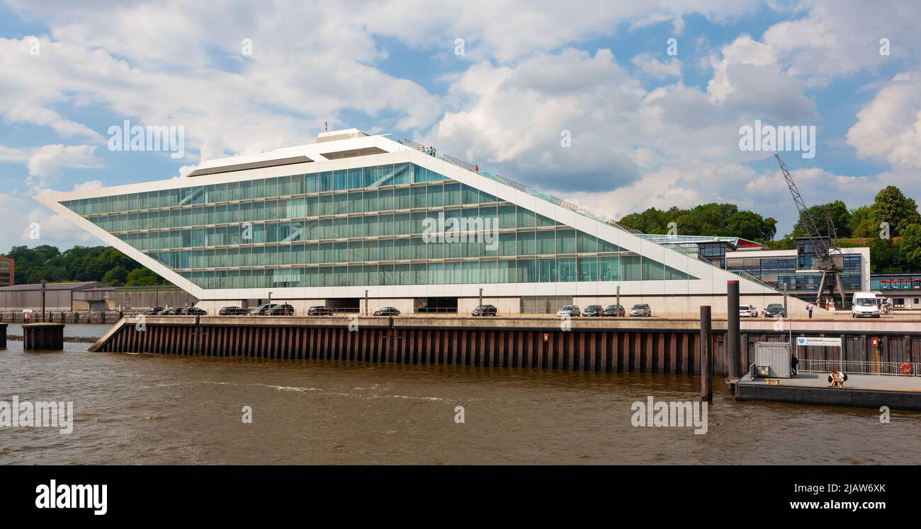 Amburgo, Germania - 12 luglio 2011 : edificio degli uffici di Dockland presso il molo dei traghetti di Dockland (Fischereihafen). Un grande edificio trapezoidale che presenta un osservat Foto Stock