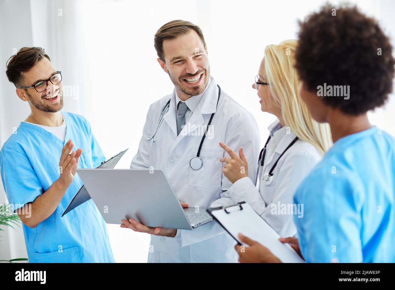 dottore ospedale squadra infermiere medico salute medicina lavoro di squadra discussione clinica incontro Foto Stock