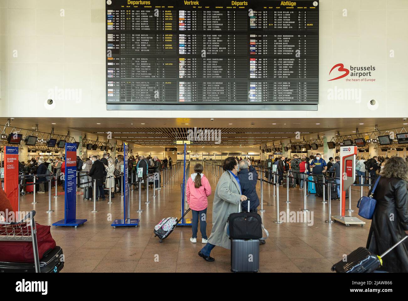 L'illustrazione mostra la sala partenze dell'aeroporto di Bruxelles a Zaventem, all'inizio delle vacanze scolastiche autunnali, venerdì 29 ottobre 2021. Puntualità protesta azioni degli ufficiali di polizia ha causato ingorghi e code all'aeroporto. BELGA FOTO JAMES ARTHUR GEKIERE Foto Stock