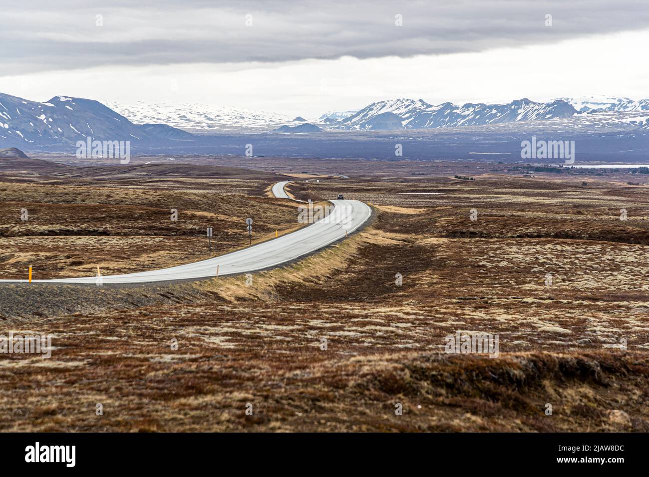 La strada Þingvallavegur si snoda qui attraverso il Circolo d'Oro (Gullni hringurinn), una strada panoramica di circa 230 chilometri in Islanda che collega punti di riferimento naturali come le cascate Gullfoss e Selfoss, i geyser Geysir e Strokkur, e Þingvellir, sede dell'Althing, il primo parlamento del paese, che si è tenuto lì già nel 930 d.C. Foto Stock