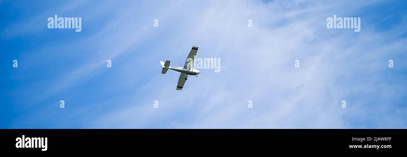 Aereo in cielo blu. Piccolo aereo per voli privati. Simbolo di libertà e sogni. Formato banner. Foto Stock