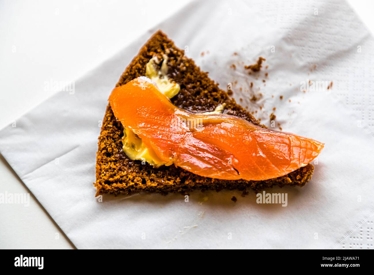 Degustazione Hverabrauð presso la Laugarvatn Fontana Bakery. In Islanda, si mangia il pane con burro o con trota affumicata. A causa del lungo tempo di cottura lo zucchero viene caramellato. Cottura geotermica pane di segale islandese a Laugarvatn Fontana, Islanda Foto Stock