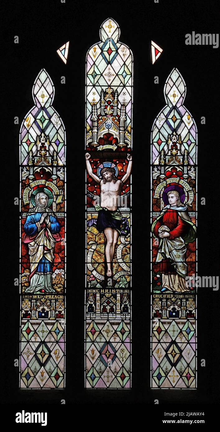 Vetrate raffiguranti la crocifissione, la chiesa di San Pietro, Rous Lench, Worcestershire Foto Stock