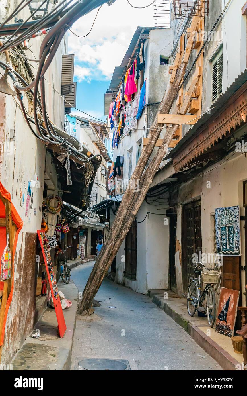 CITTÀ DI PIETRA, TANZANIA - 22 dicembre 2021: Strade strette e vecchie case in città di pietra, Zanzibar, Tanzania Foto Stock