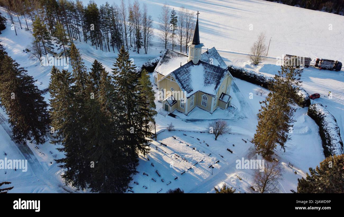 Piccola chiesa del villaggio di Suomenniemi girato con un drone in una giornata fredda nel mese di gennaio Foto Stock