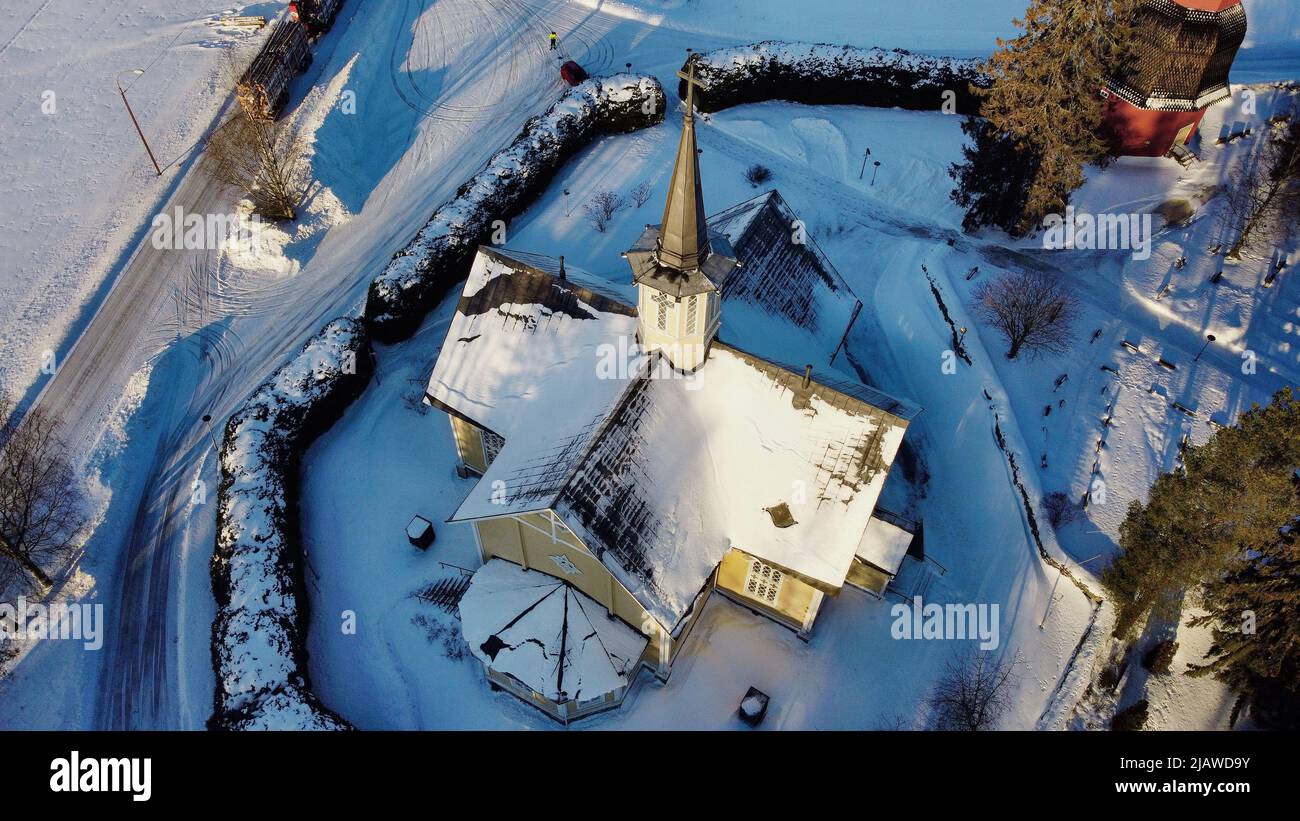 Piccola chiesa del villaggio di Suomenniemi girato con un drone in una giornata fredda nel mese di gennaio Foto Stock