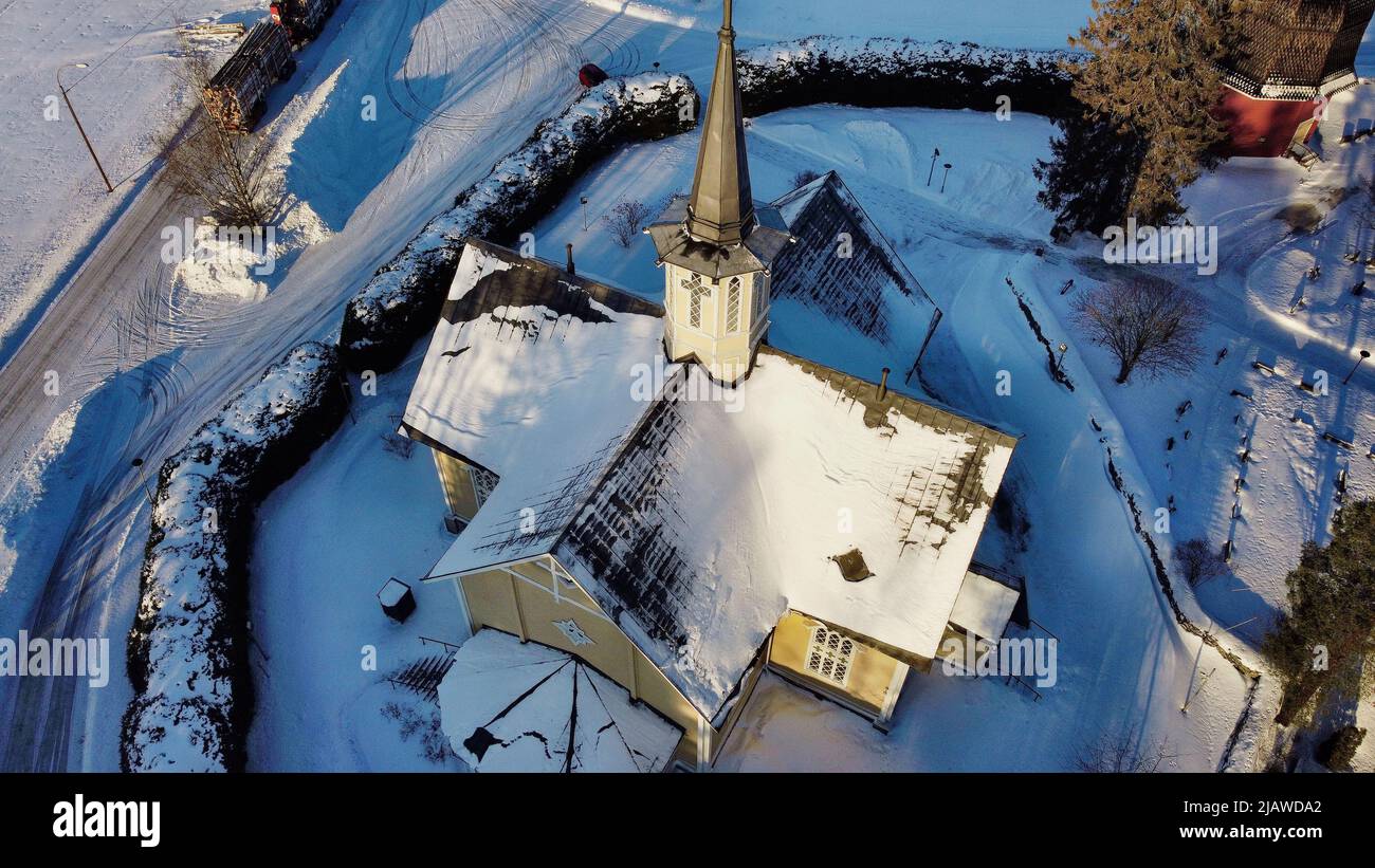 Piccola chiesa del villaggio di Suomenniemi girato con un drone in una giornata fredda nel mese di gennaio Foto Stock