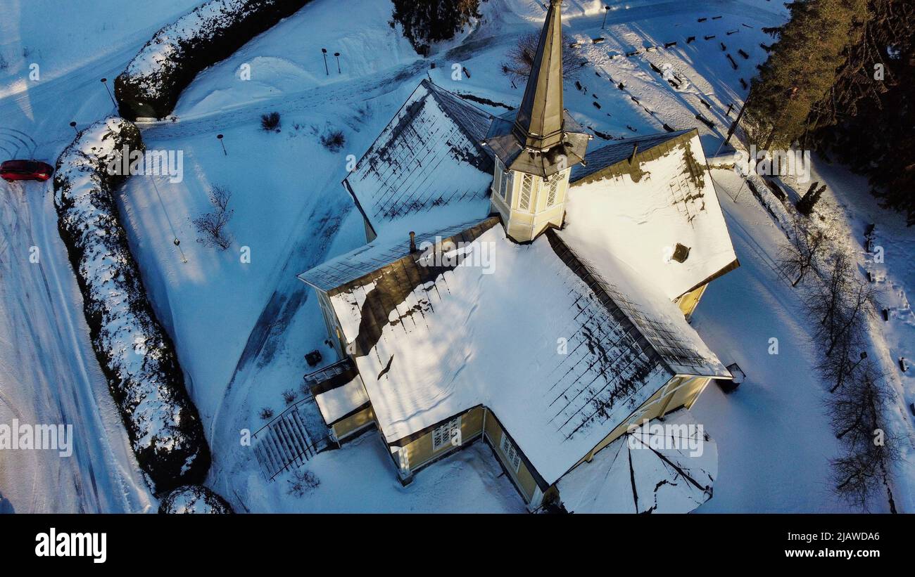 Piccola chiesa del villaggio di Suomenniemi girato con un drone in una giornata fredda nel mese di gennaio Foto Stock