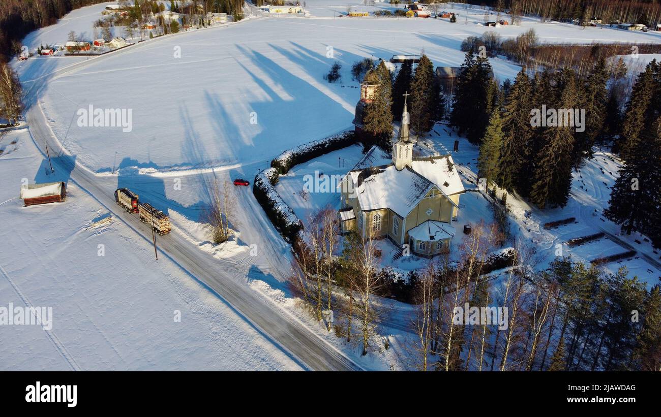 Piccola chiesa del villaggio di Suomenniemi girato con un drone in una giornata fredda nel mese di gennaio Foto Stock