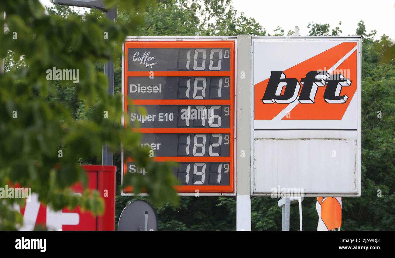 primo: 01.06.2022 economia, vñl crisi, il governo federale ha messo il freno del prezzo del carburante oggi. Gli automobilisti riempiono le pompe di benzina oggi quando il freno di prezzo di carburante viene? I prezzi più economici probabilmente non sono disponibili subito qui sul MV* nsterstravue a Dv* lmen, un litro di E10 benzina costa 1,76 euro Foto Stock