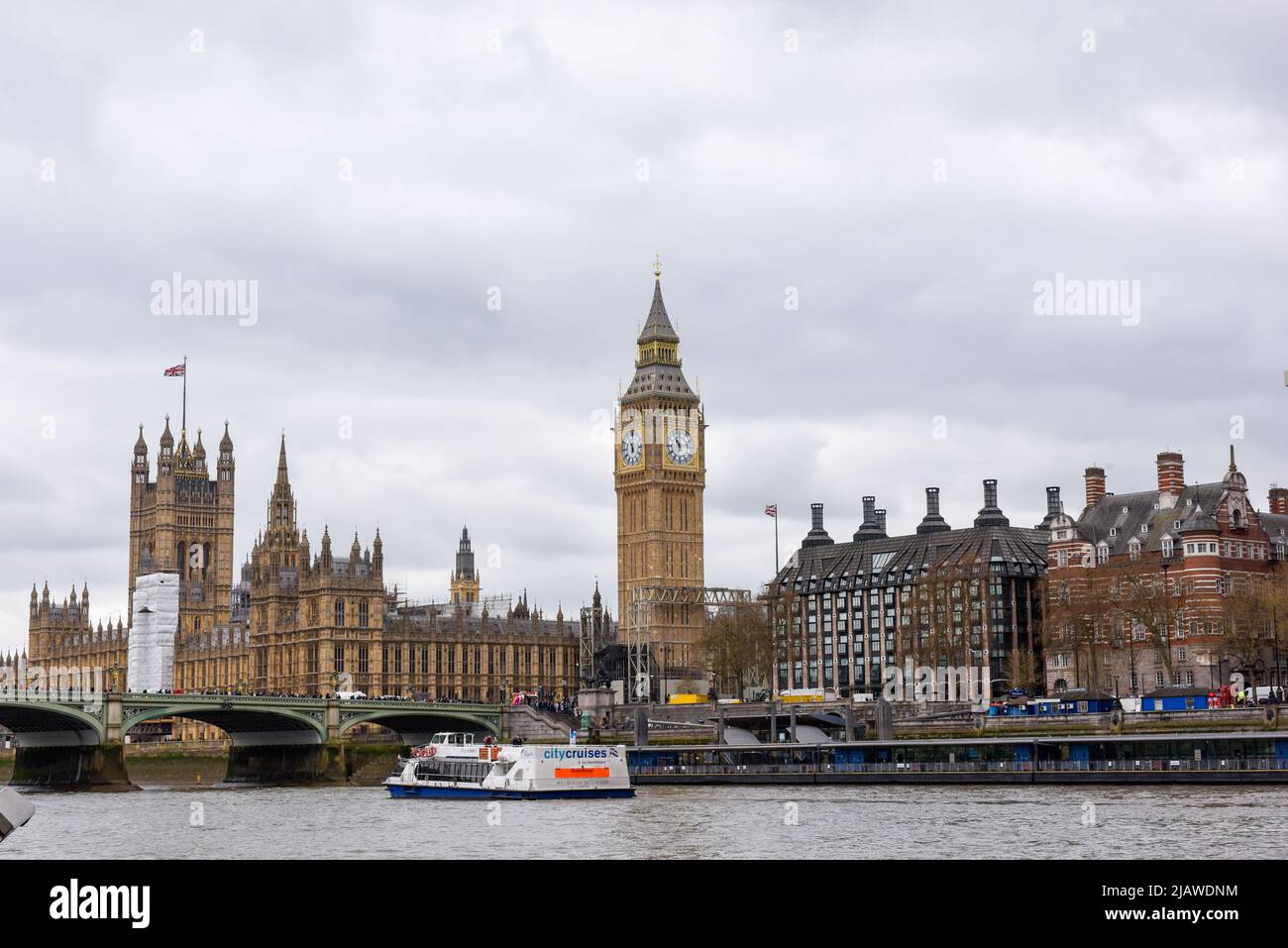 Westminster, Londra/ Inghilterra - Aprile 5 2022 - il Big ben è l'orologio ospitato nella Elizabeth Tower nel Palazzo di Westminster ed è stato recentemente ristrutturato Foto Stock