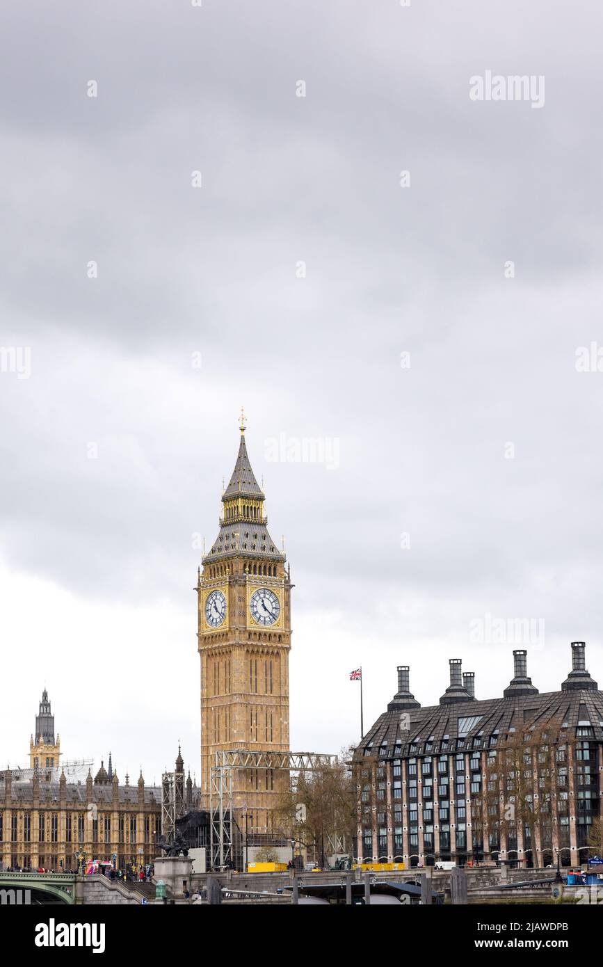 Westminster, Londra/ Inghilterra - Aprile 5 2022 - il Big ben è l'orologio ospitato nella Elizabeth Tower nel Palazzo di Westminster ed è stato recentemente ristrutturato Foto Stock