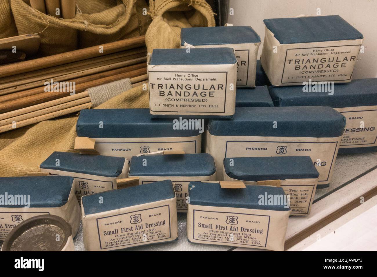 Badge triangolari e medicazioni da fromm 1930s/WWII era in Eden Camp Modern History Theme Museum vicino Malton, North Yorkshire, Inghilterra. Foto Stock
