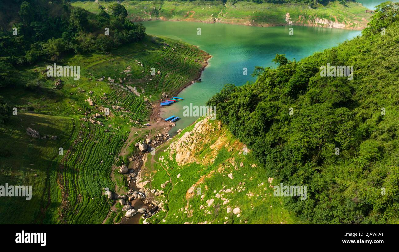 Vista aerea del bel ruscello naturale e campo verde di erba nella foresta selvaggia concetto di montagna viaggio e relax in vacanza. Foto Stock