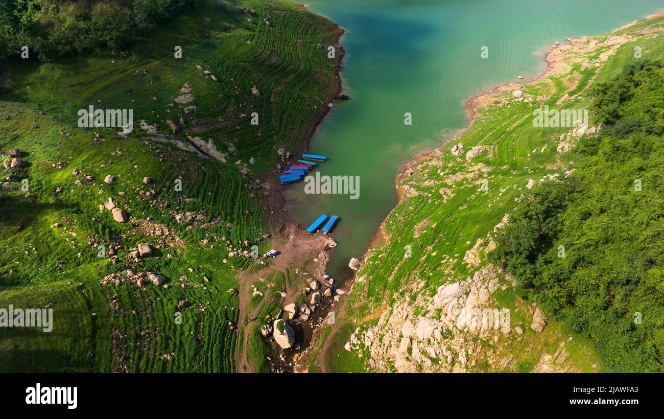 Vista aerea del bel ruscello naturale e campo verde di erba nella foresta selvaggia concetto di montagna viaggio e relax in vacanza. Foto Stock