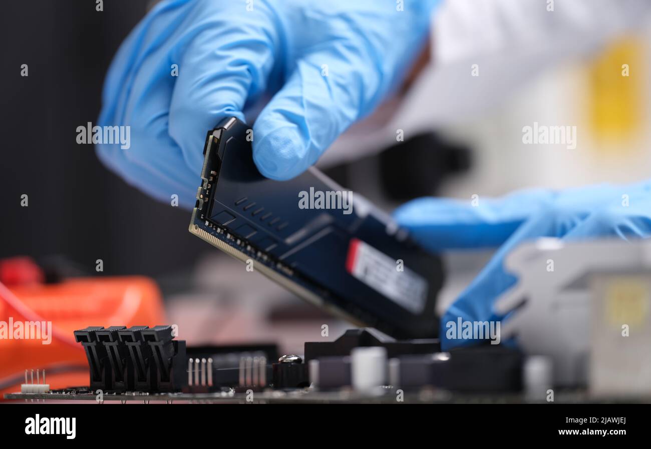 Installazione di nuova RAM o processore di personal computer in servizio. Foto Stock