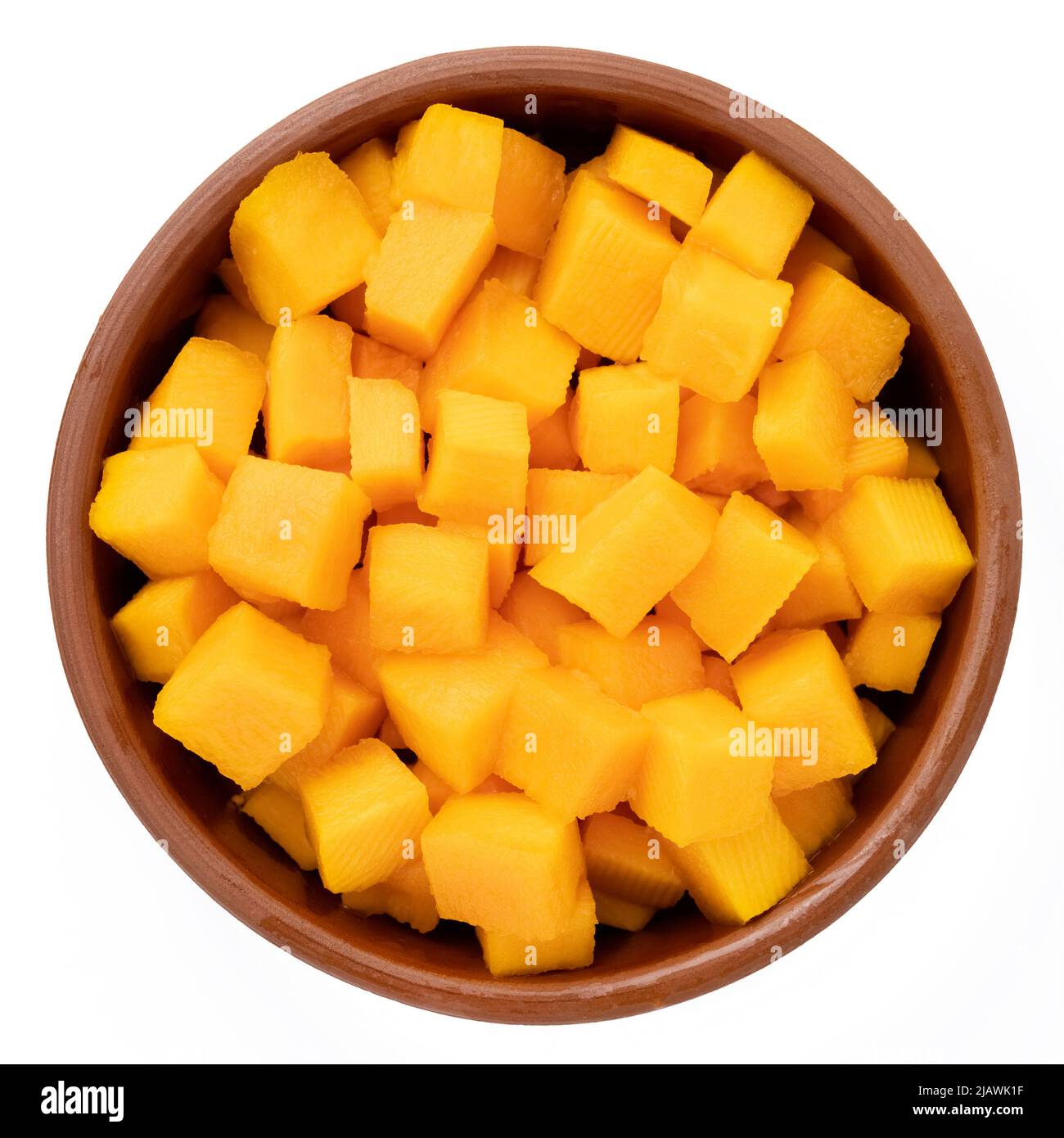 Zucca cruda tagliata a pezzi in una ciotola isolata su sfondo bianco, vista dall'alto Foto Stock