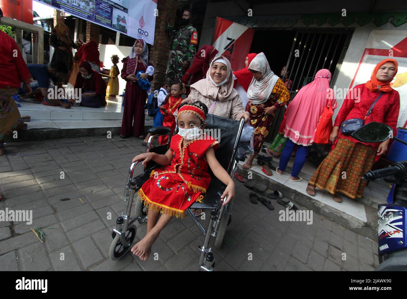 Jakarta, Indonesia. 01/06/2022, un certo numero di studenti partecipano ad una cerimonia di bandiera indossando abiti tradizionali provenienti da varie regioni per commemorare il compleanno di Pancasila, presso la scuola di emergenza Kartini, sotto la strada a pedaggio Ancol, Jakarta, Indonesia. La Kartini Emergency School è gestita dai fratelli gemelli Rosy e Ryan, che accolgono studenti svantaggiati di vari gruppi senza dover pagare un centesimo. Anche se la loro scuola si trova alla periferia di sotto la strada a pedaggio e le piste ferroviarie, l'entusiasmo dei bambini coinvolti nella serie di eventi è stato pieno di significato in Foto Stock