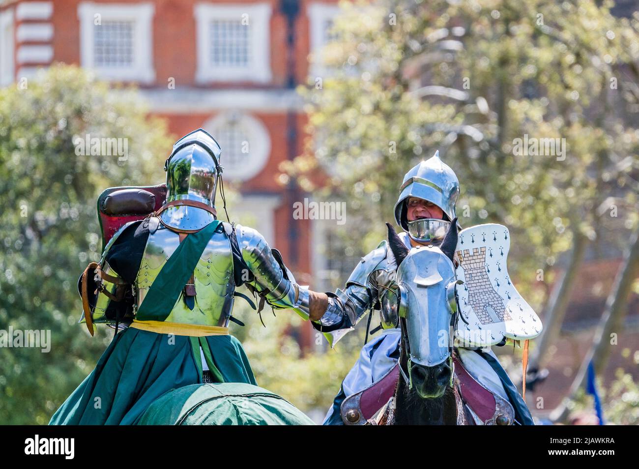 Londra, Regno Unito. 1st giugno 2022. I Cavalieri mostrano apprezzamento reciproco alla fine - Jubilee Joust all'Hampton Court Palace. È la più grande giostra che hanno tenuto in una generazione come parte delle celebrazioni del Giubileo del platino di HM la regina Elisabetta. Il torneo vedrà i cavalieri affrontare fuori per più di cinque giorni. Credit: Guy Bell/Alamy Live News Foto Stock