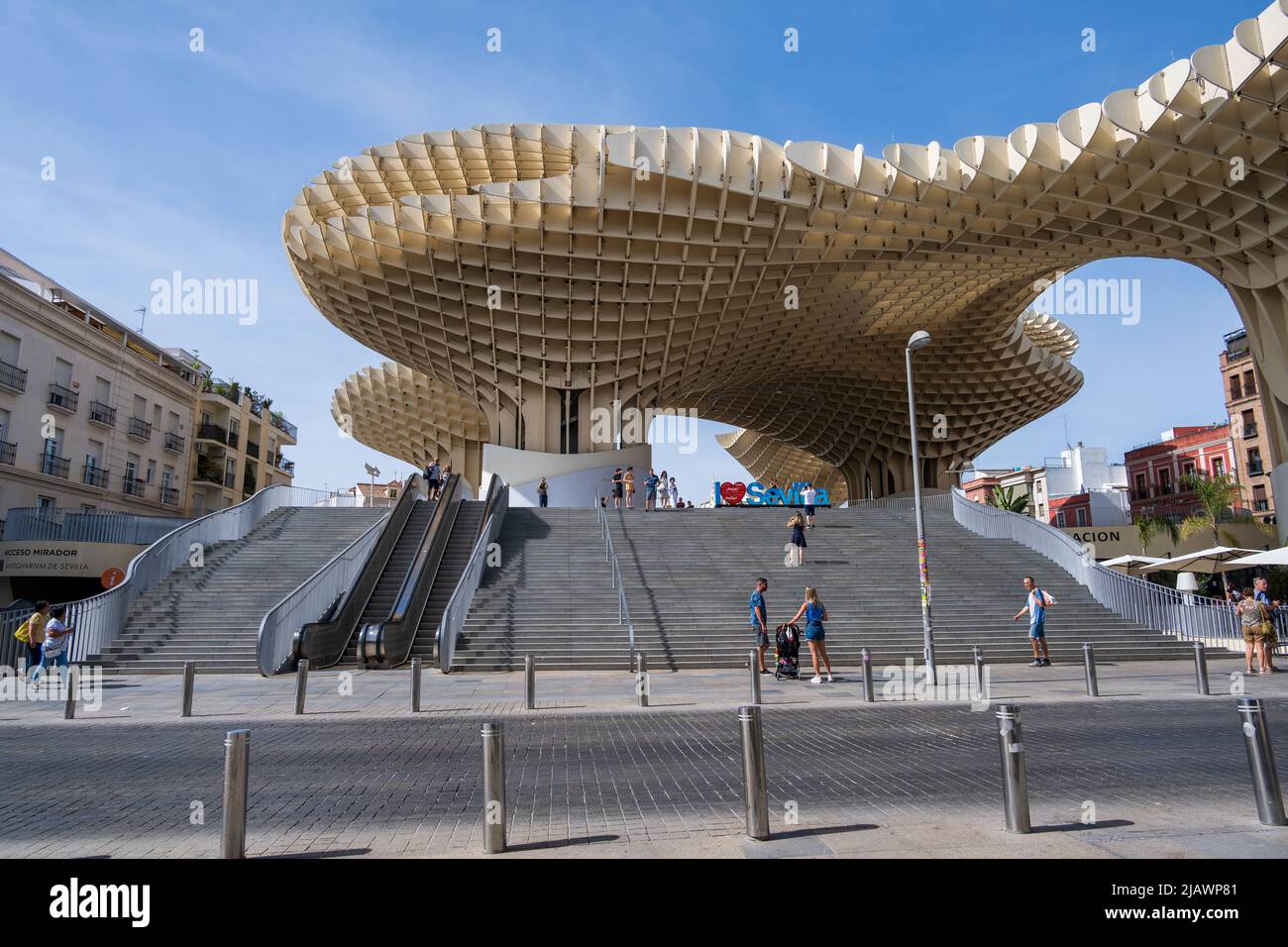 Siviglia, Spagna -- 30 maggio 2022. Una foto grandangolare dell'iconica scultura di funghi a Siviglia in Spagna. Foto Stock