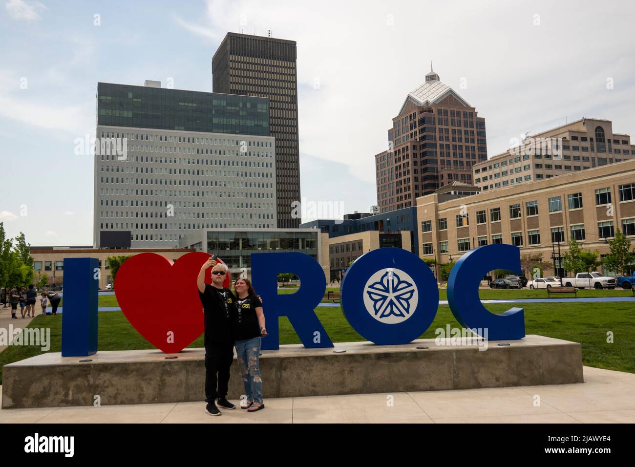 Coppia che parla un selfie di fronte alla scultura i love Rochester New York nella parte settentrionale dello stato di New York Foto Stock