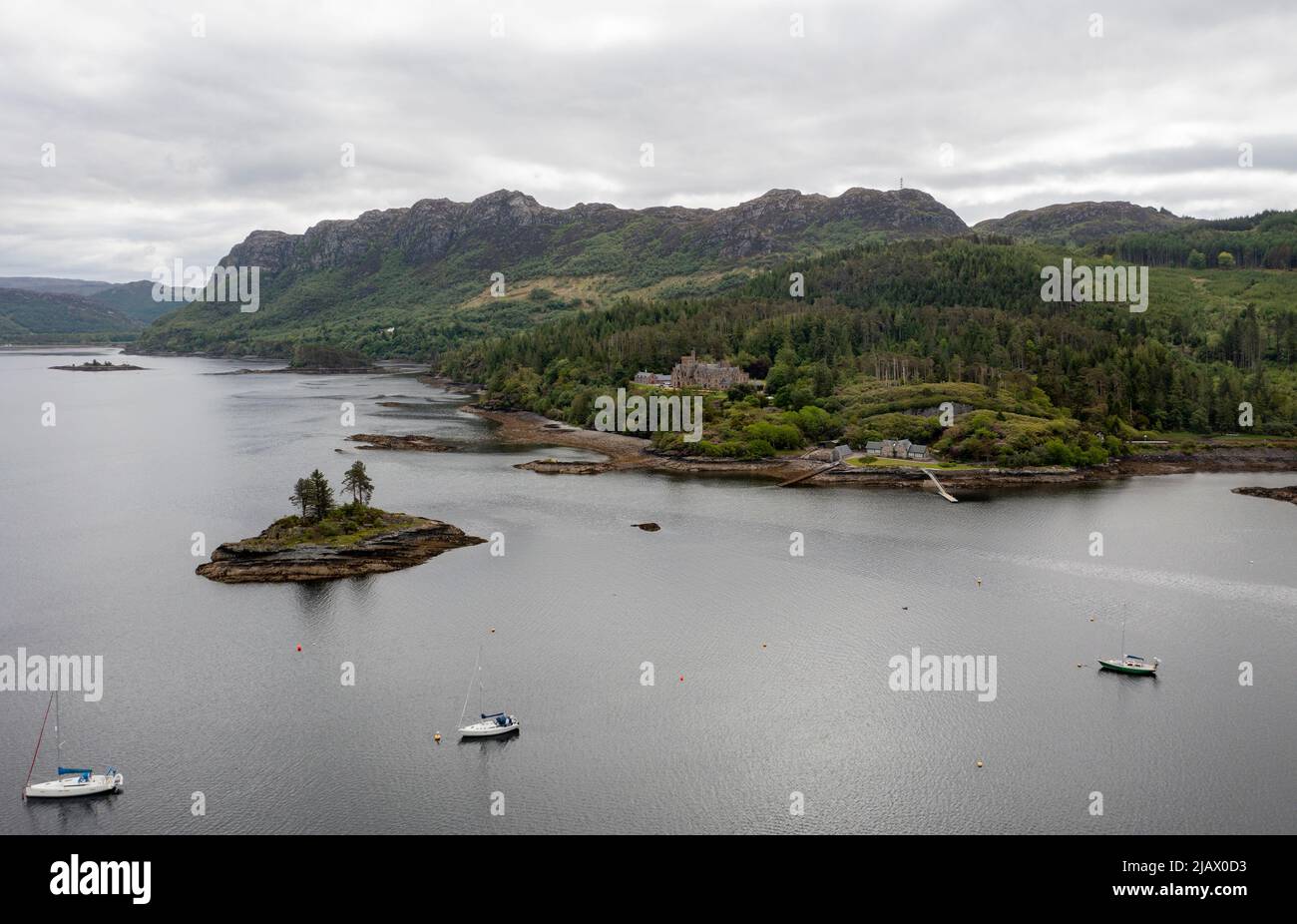 Vista aerea di Loch Carron e Duncraig Castle, Plockton, Lochalsh District, Scozia, Regno Unito Foto Stock