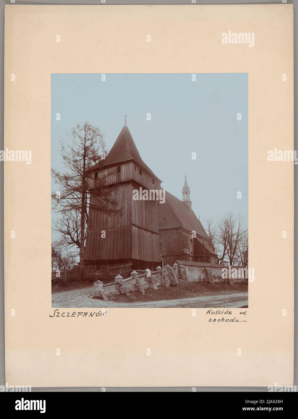 Szczepanów – la Chiesa di Santa Maria Maddalena e di San Stanislao – una vista dal sud-ovest – in primo piano un campanile in legno – condizione prima che la basilica fosse aggiunta sconosciuta Foto Stock