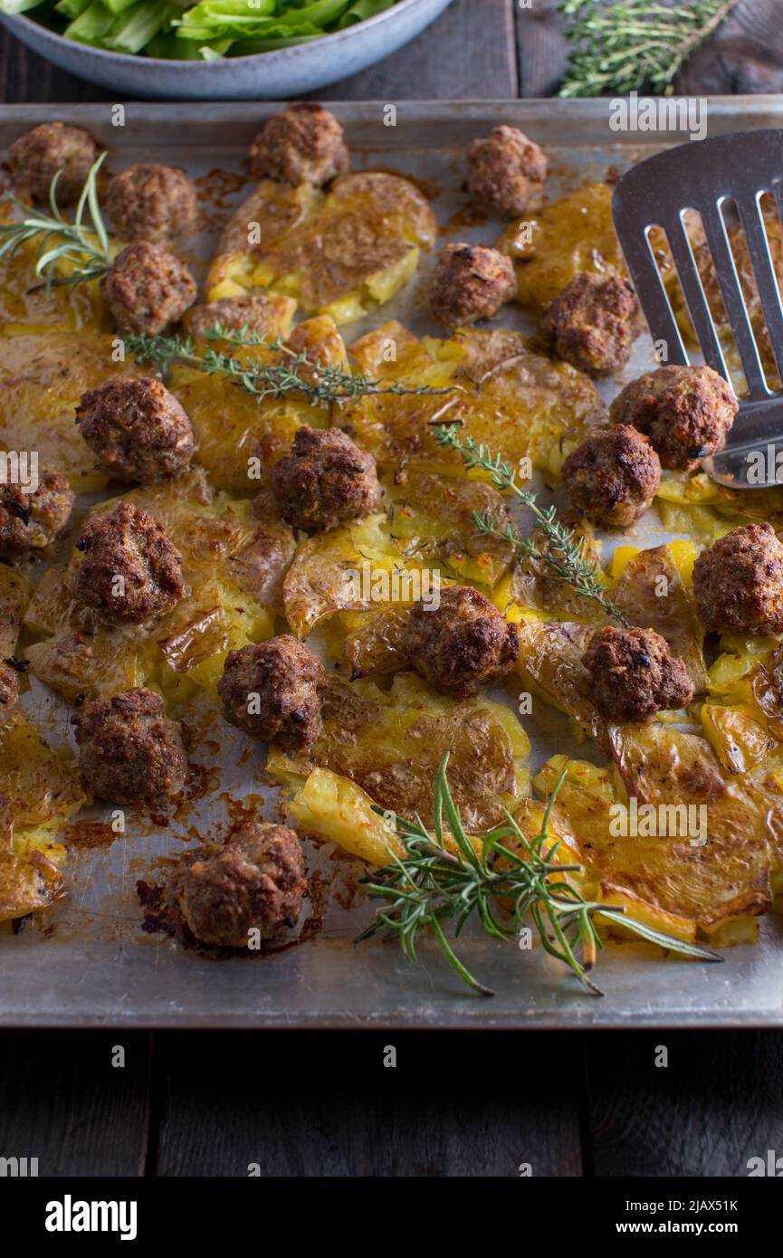 Forno con polpette e patate su una teglia da forno Foto Stock
