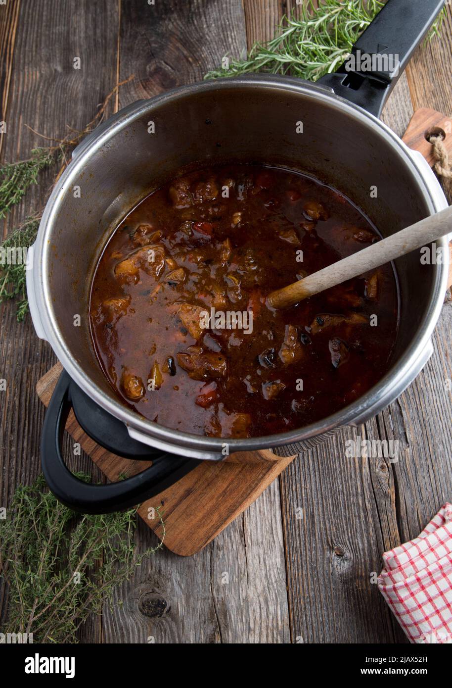 Goulash cotto in un fornello a pressione Foto Stock