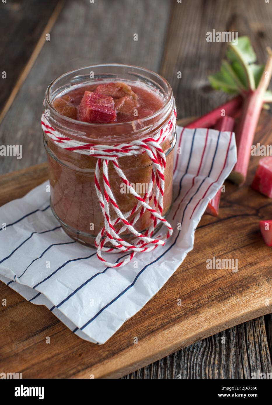 Il rabarbaro compote fresco e fatto in casa cotto in un vaso di vetro Foto Stock