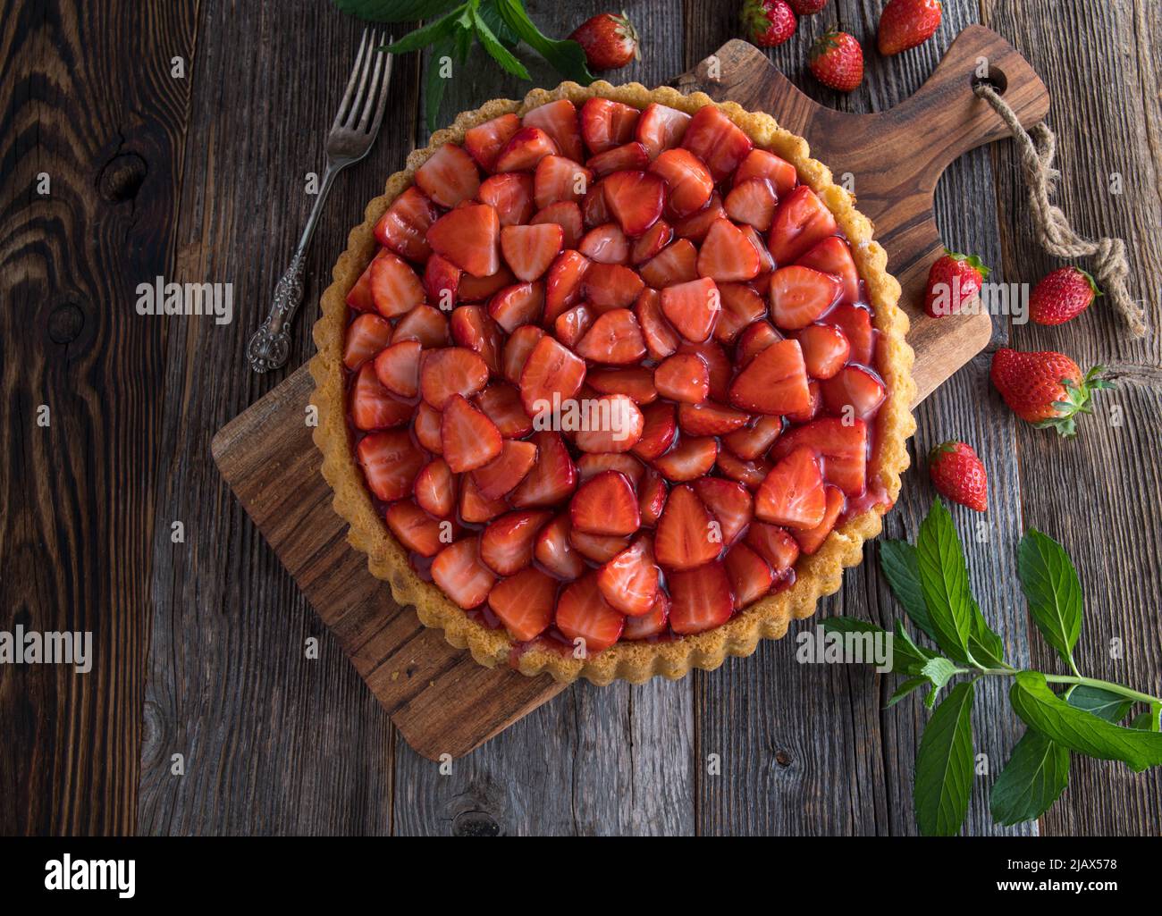 Torta di fragole su sfondo di legno Foto Stock