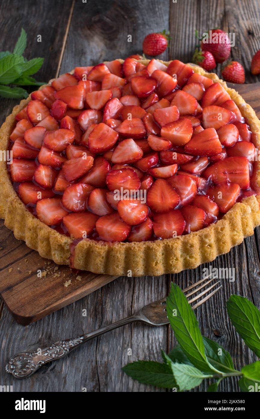 Crostata di fragole su tavola di legno. Torta di frutta tradizionale tedesca Foto Stock