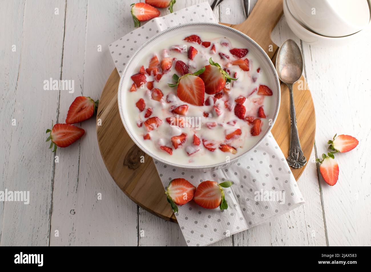 Dessert alle fragole con fragole e yogurt fresco. Servito in una ciotola isolata su sfondo bianco del tavolo con spazio copia Foto Stock