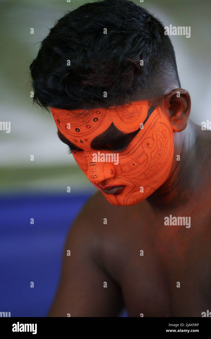 Theyyam è una famosa forma d'arte rituale in kerala con il volto dipinto utilizzando colori organici e l'uso di strumenti musicali come Chenda, Elathalam, Kurumkuzal Foto Stock