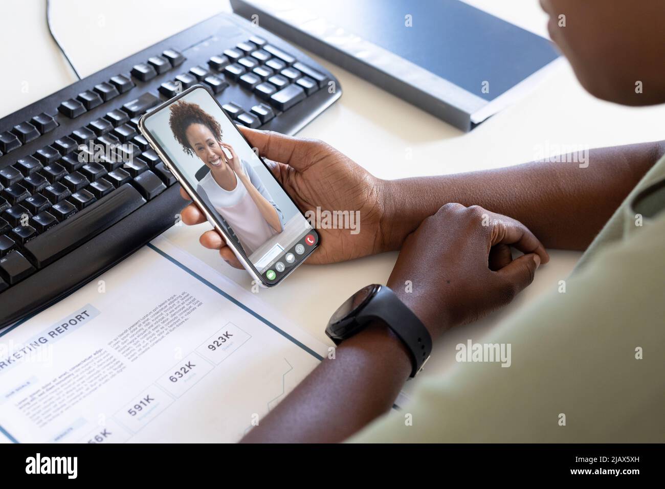 Colleghi di affari afroamericani che discutono il rapporto di vendita durante la videochiamata sullo smartphone Foto Stock