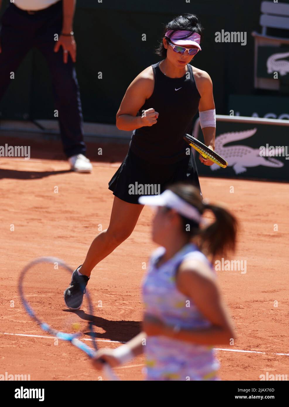 Parigi, Francia. 1st giugno 2022. Xu Yifan (TOP)/Yang Zhaoxuan of China festeggia durante la doppia finale femminile contro Kristina Mladenovic/Caroline Garcia di Francia al torneo di tennis del French Open al Roland Garros di Parigi, Francia, 1 giugno 2022. Credit: Gao Jing/Xinhua/Alamy Live News Foto Stock