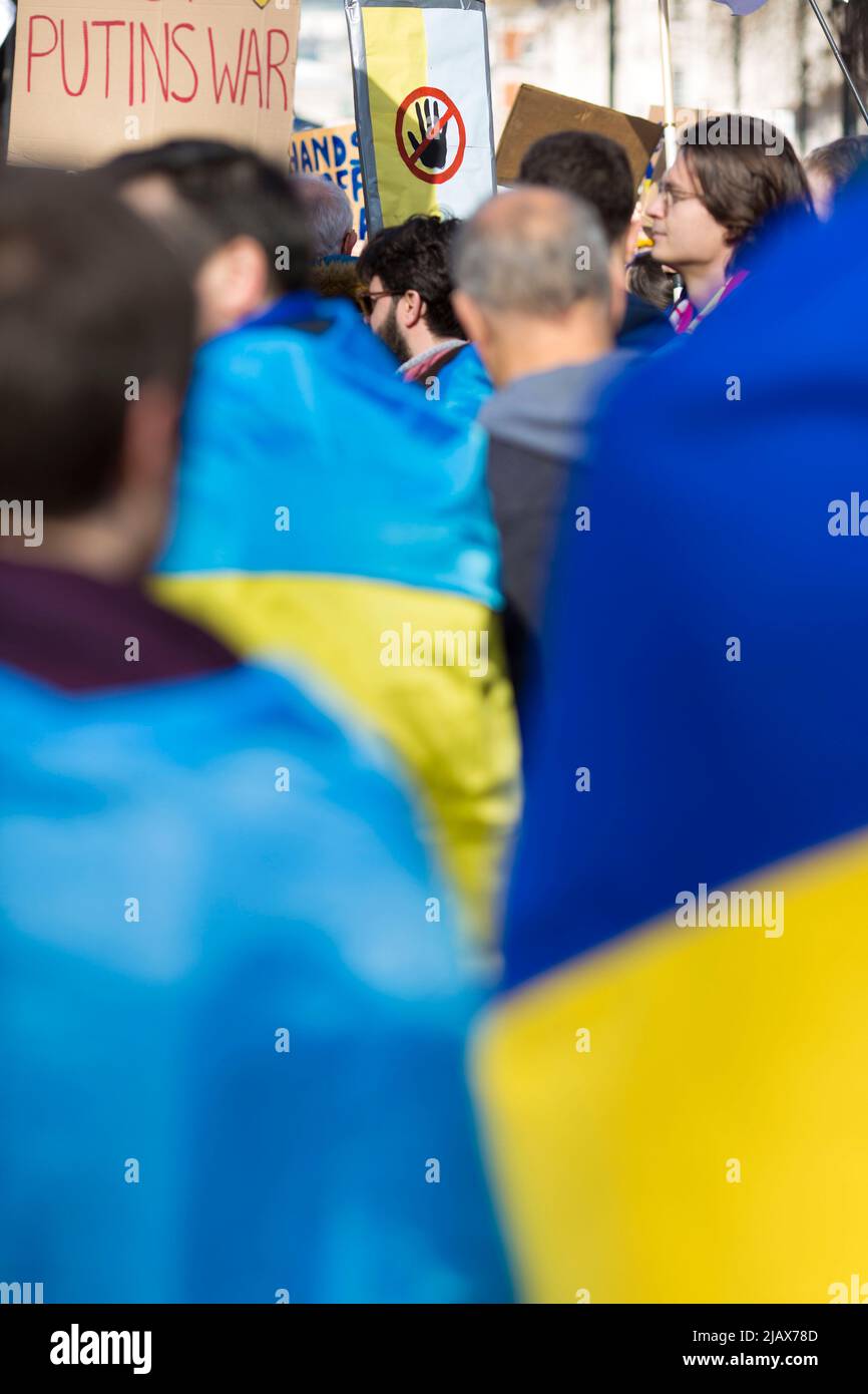 I partecipanti si riuniscono durante il “Stand with Ukraine!” Protesta a sostegno del paese vicino Downing Street nel centro di Londra. Foto Stock