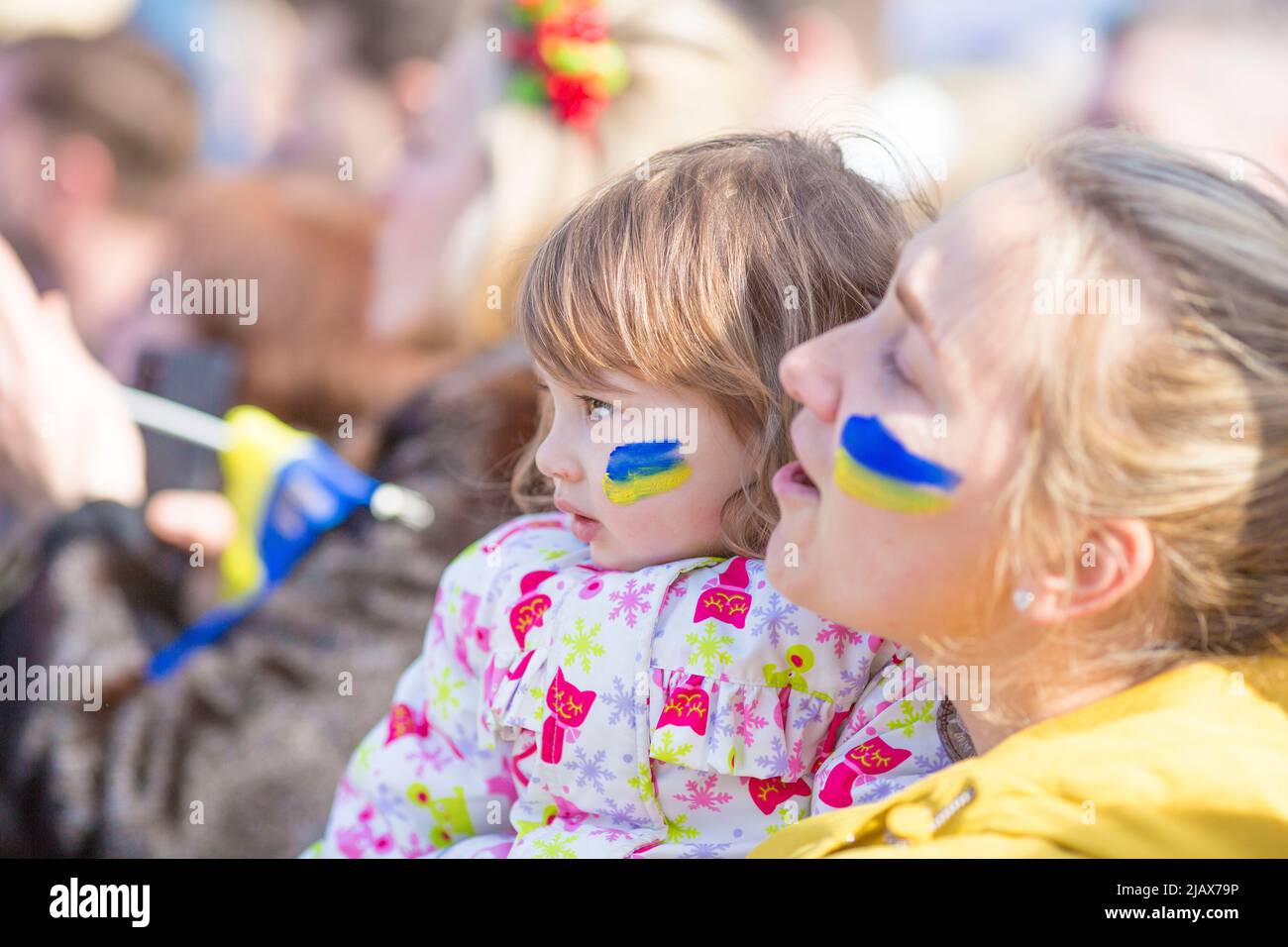 I partecipanti si riuniscono durante il “Stand with Ukraine!” Protesta a sostegno del paese vicino Downing Street nel centro di Londra. Foto Stock