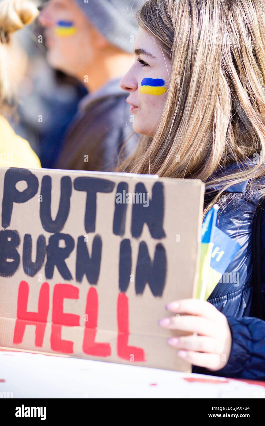 I partecipanti si riuniscono durante il “Stand with Ukraine!” Protesta a sostegno del paese vicino Downing Street nel centro di Londra. Foto Stock