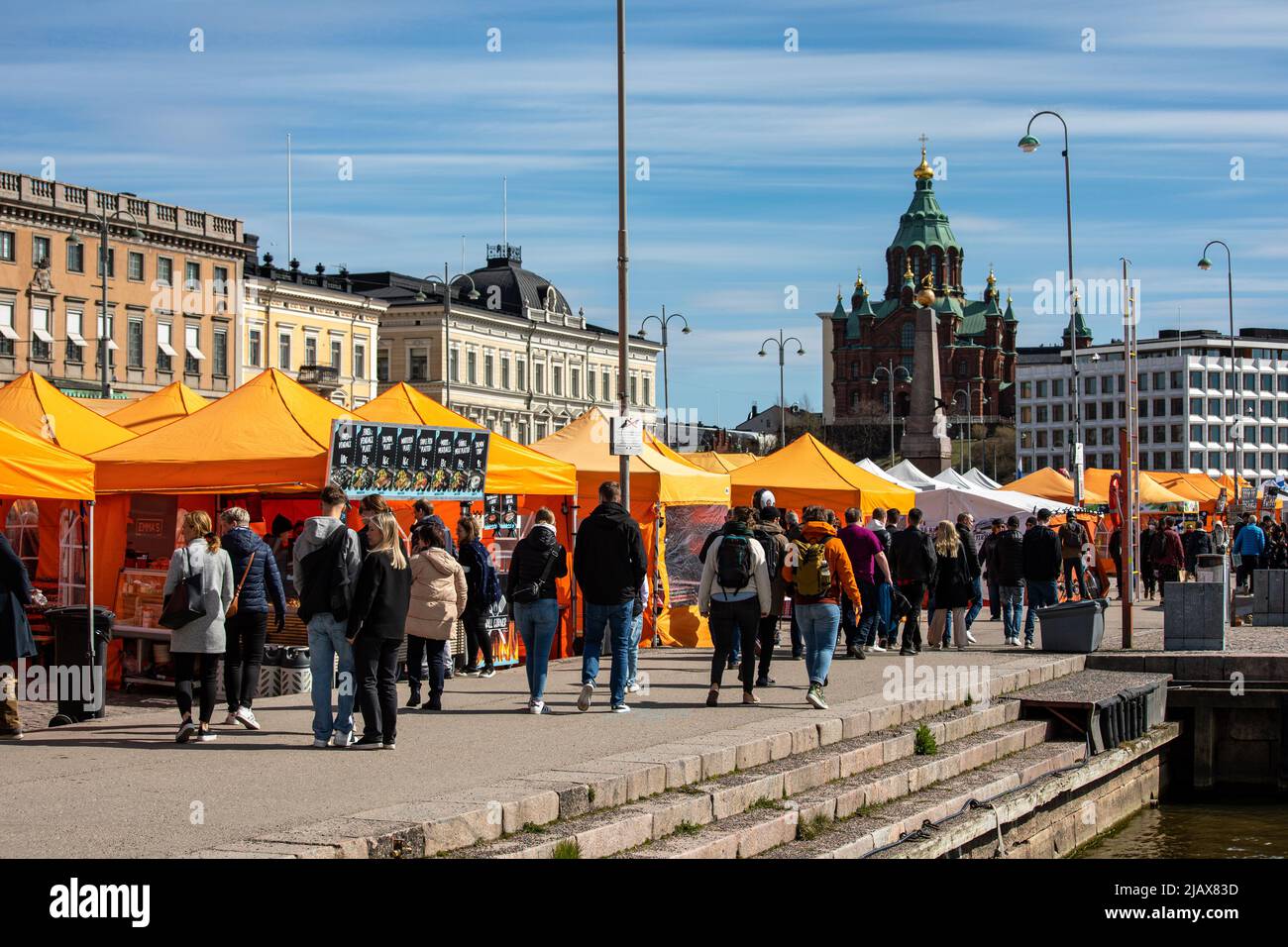 Tende arancioni caffè e bancarelle alimentari nella Piazza del mercato di Helsinki Foto Stock