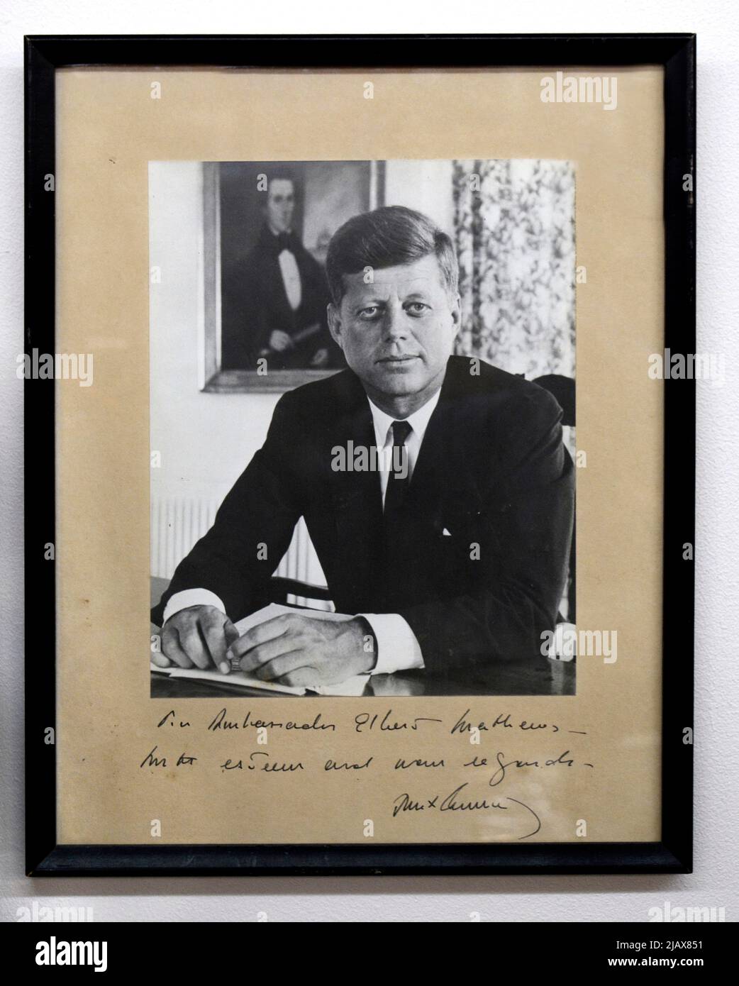 Una foto scritta e autografata dell'ex presidente degli Stati Uniti John F. Kennedy per la vendita in un negozio di antiquariato a Santa Fe, New Mexico. Foto Stock