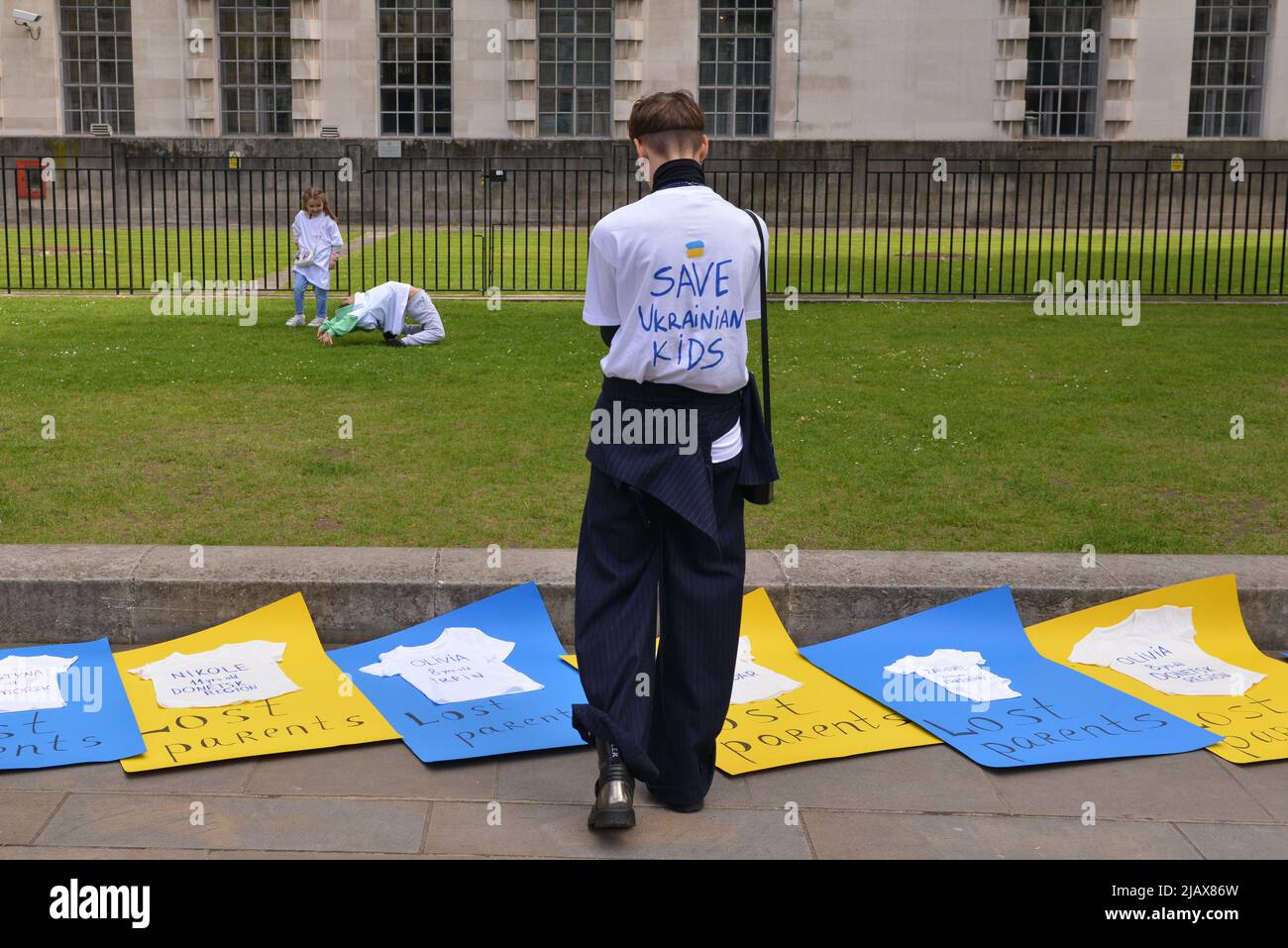 Londra, Inghilterra, Regno Unito. 1st giugno 2022. Gli ucraini che vivono a Londra e il progetto di beneficenza Future for Ukrainian Children, hanno organizzato un luogo di raduno Downing Street nella Giornata Internazionale dei Bambini, per raccontare la storia dei bambini che hanno perso i loro genitori nella guerra russo-Ucraina. (Credit Image: © Thomas Krych/ZUMA Press Wire) Credit: ZUMA Press, Inc./Alamy Live News Foto Stock