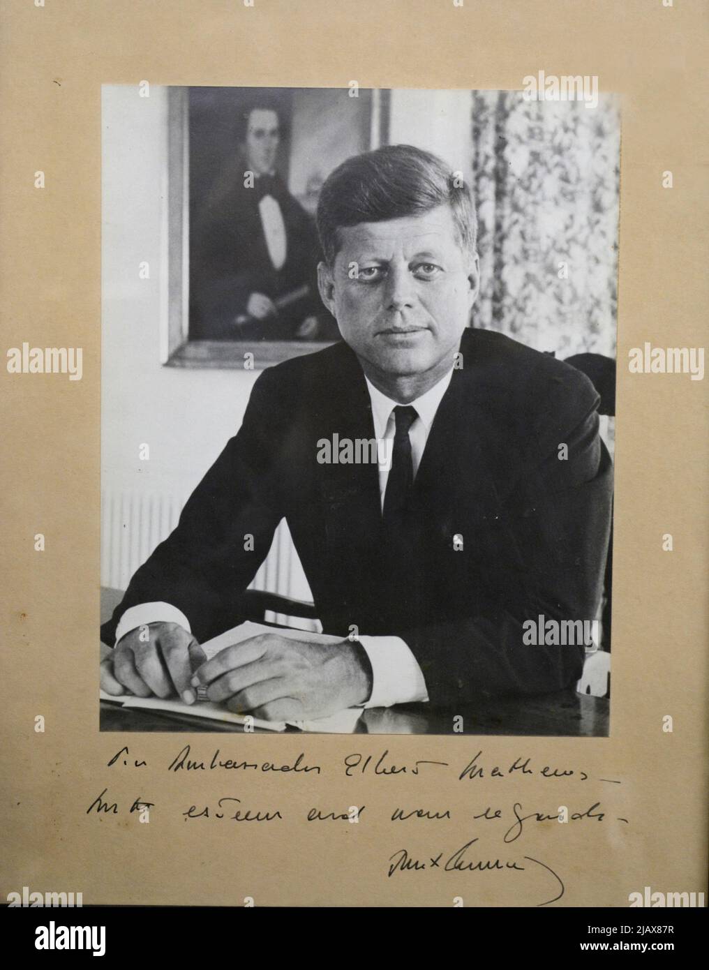 Una foto scritta e autografata dell'ex presidente degli Stati Uniti John F. Kennedy per la vendita in un negozio di antiquariato a Santa Fe, New Mexico. Foto Stock