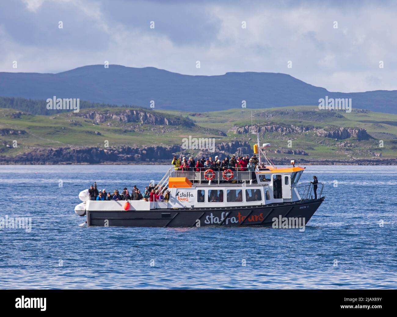 Staffa Sighseeing Tours barca in partenza su Sound of Mull con un pieno di turisti, maggio 2022. Foto Stock