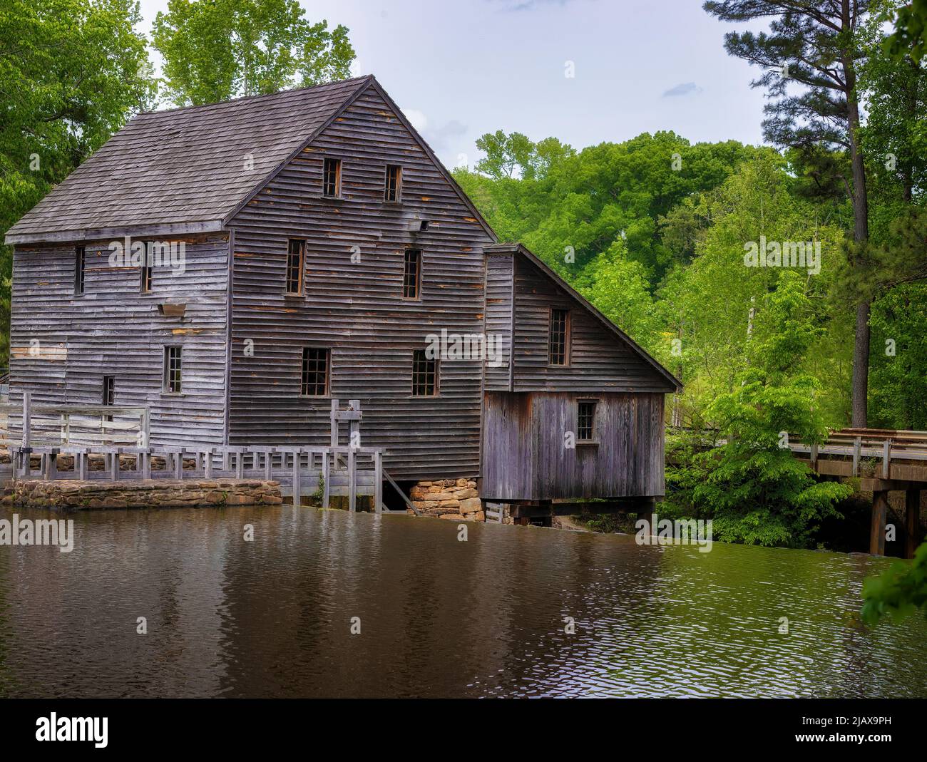 Raleigh, North Carolina, USA - 1 maggio 2022: Storico Yates Mill che ancora opera ed ha più di 200 anni nella contea di Wake Foto Stock